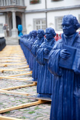 Wittenberg  Deutschland  blaue Luther-Skulpturen von Ottmar Hoerl auf dem Martkplatz