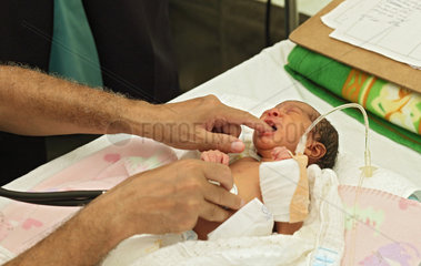 Carrefour  Haiti  bei einem Baby werden von einem Arzt die Reflexe getestet