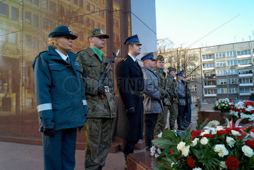 Kattowitz  Polen  Ehrenwache vor dem Denkmal von Marschall Jozef Pilsudski