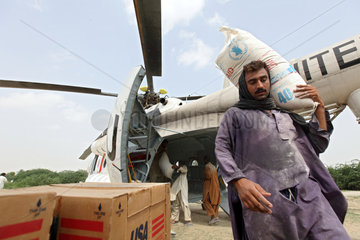 Kotnai  Pakistan  entladen eines WFP Helicopters mit Hilfsguetern