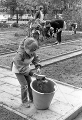 Berlin  DDR  Vorschulkinder und Lehrer bei der Gartenarbeit im Schulgarten