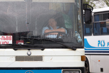 Przemysl  Polen  ukrainischer Busfahrer macht ein Nickerchen