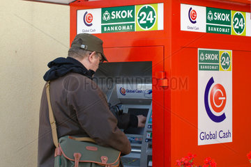 Rewal  Polen  ein Mann hebt Geld vom Geldautomaten ab