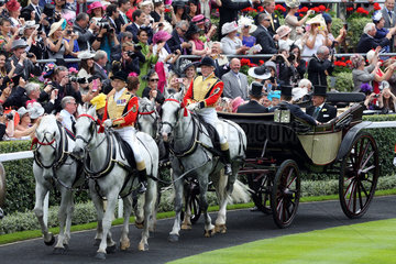 Ascot  Grossbritannien  Royal Procession  Queen Elisabeth II kommt in einer Kutsche sitzend auf der Galopprennbahn an