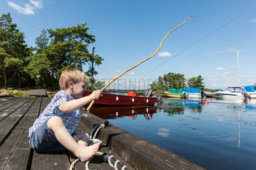 Kalmar  Schweden  Kleinkind angelt mit einer selbstgebastelten Angel