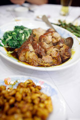 Hongkong  China  gedeckter Tisch mit chinesischem Essen im Ning Po Residents Association