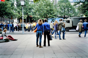 Berlin  DDR  Menschen in der Strasse Unter den Linden