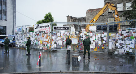 Stuttgart  Deutschland  Polizisten vor einer Wand mit Protestschreiben gegen Stuttgart 21 vor dem Hauptbahnhof
