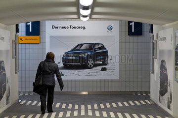 Wolfsburg  Deutschland  Werbung fuer den neuen Touareg von VW im Bahnhof von Wolfsburg