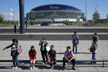 Berlin  Deutschland  asiatische Touristen am Bootsanleger an der O2 World Arena