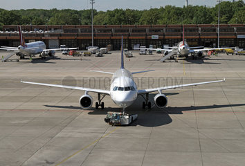 Berlin  Deutschland  Airbus A320 der Lufthansa wird von einem Push-Back-Fahrzeug geschoben