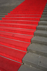 Berlin  Deutschland  Roter Teppich auf den Treppenstufen am Konzerthaus am Gendarmenmarkt