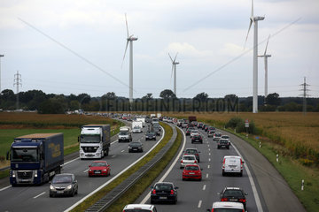 Neuruppin  Deutschland  zaehfliessender Verkehr auf der A24  Windraeder auf dem Feld