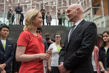 Berlin  Deutschland  Manuela Schwesig  SPD  Bundesfamilienministerin  und Alexander Gerst  ESA-Astronaut  auf dem Internationalen Jugendgipfel