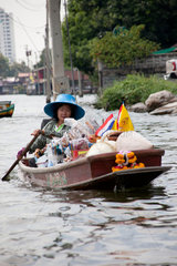 Bangkok  Thailand  eine Haendlerin in ihrem Boot in den Khlongs