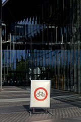 Bonn  Deutschland  Verbot fuer Fahrradfahrer am Post-Tower