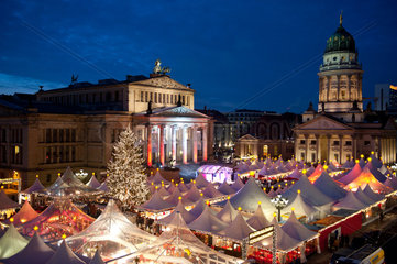 Berlin  Deutschland  Blick auf den Weihnachtsmarkt am Gendarmenmarkt