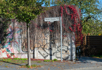 Berlin  Deutschland  Segmente der Berliner Mauer am ehemaligen Grenzuebergang Bornholmer Str.