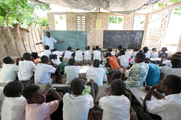 Leogane  Haiti  Schulunterricht in einem noch nicht fertig gestelltem Schulgebaeude