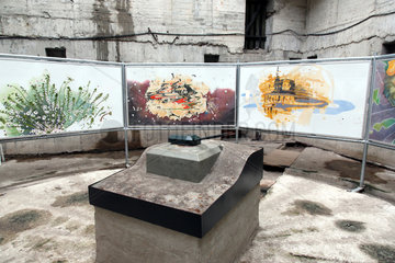 Blavand  Daenemark  eine Kunstausstellung in einem ehemaligen Schiffsgeschuetz-Bunker