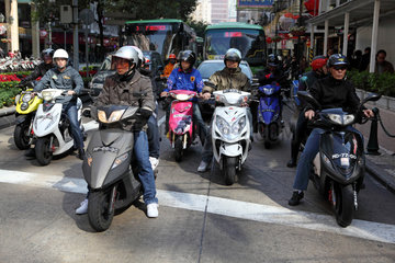 Macau  China  Motorradfahrer stehen an einer Haltelinie