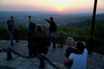 Lemberg  Ukraine  junge Leute geniessen den Ausblick von Wysokyi Samok bei Sonnenaufgang