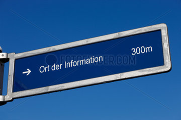 Berlin  Deutschland  Wegweiser mit der Aufschrift ORT DER INFORMATION 300 m