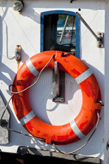 Thisted  Daenemark  ein Rettungsring an einem Fischerboot