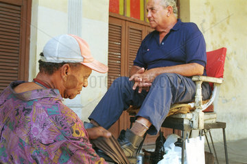 Havanna  Kuba  ein Schuputzer bei der Arbeit