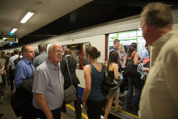 London  Grossbritannien  Gedraenge in der U-Bahn-Station Tower Hill