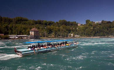 Laufen-Uhwiesen  Schweiz  Touristen besteigen ein Ausflugsboot zur Rundfahrt am Rheinfall