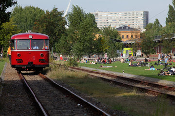 Berlin  Deutschland  ein historischer Triebwagen und Besucher im Park am Gleisdreieck in Berlin-Kreuzberg