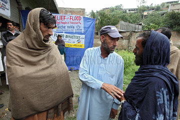 Madyan  Pakistan  Lebensmittelverteilung durch ache noVa an die Flutopfer