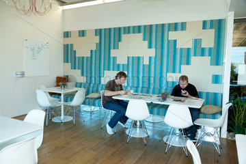 Tallinn  Estland  Mitarbeiter von Skype in der Kantine des Skype Worldwide Headquarters