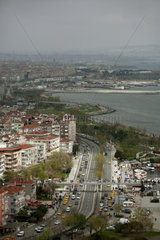 Istanbul  Tuerkei  Ueberblick ueber den Stadtteil Bakirkoey  rechts das Marmarameer