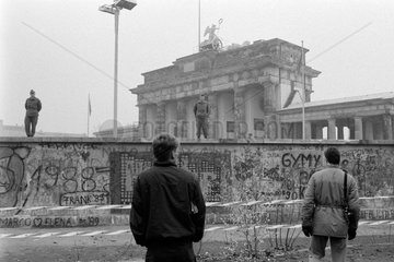Berlin  Deutschland  Grenzsoldaten bei der Maueroeffnung am Brandenburger Tor