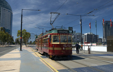 Melbourne  Australien  eine historische Strassenbahn in den Docklands
