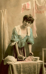 Hausfrau beim Buegeln  um 1921