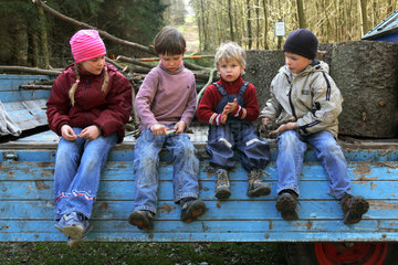 Prangendorf  Kinder sitzen auf der Ladeflaeche eines LKW