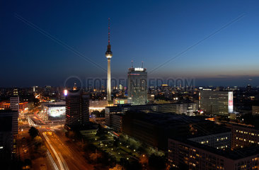 Berlin  Deutschland  der Alexanderplatz im Abendlicht