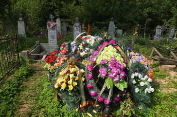 Sopockin  Weissrussland  ein frisches Grab auf einem katholischen Friedhof