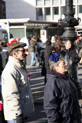 Berlin  Deutschland  Zuschauer auf dem Karnevalszug