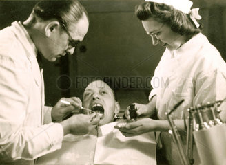 Zahnarzt bei der Behandlung  um 1953
