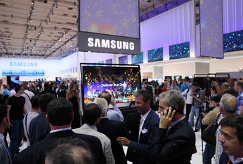Berlin  Deutschland  Besucher am Messestand von Samsung zur IFA 2013