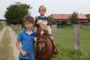 Prangendorf  Deutschland  Kinder mit Pony machen einen Spaziergang