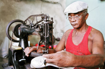 Havanna  Kuba  ein Schneider bei der Arbeit