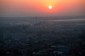 Lemberg  Ukraine  Sonnenaufgang ueber der Stadt
