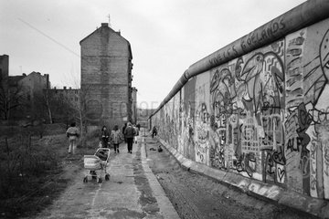 Berlin  Deutschland  Menschen auf der Westseite am Leuschnerdamm