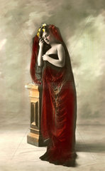 Frau mit Keuschheitsguertel  um 1913