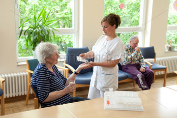 Essen  Deutschland  eine Altenpflegerin verteilt Medikamente